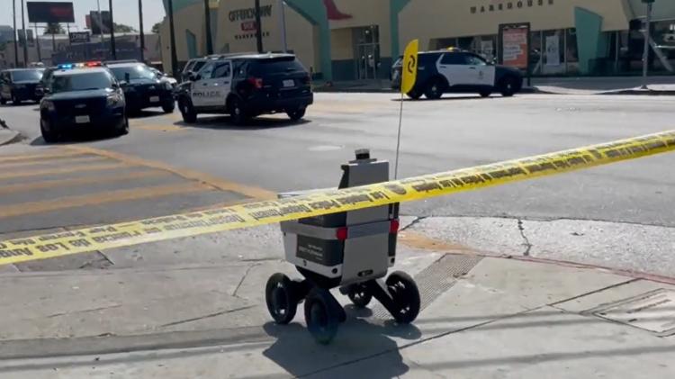 Robô de entregas da Uber Eats invade cena de crime nos EUA; veja vídeo